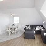 Hues Auert Tharep, Wohnung 1