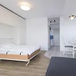 Hues Auert Tharep, Wohnung 1
