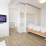Hues Auert Tharep, Wohnung 1