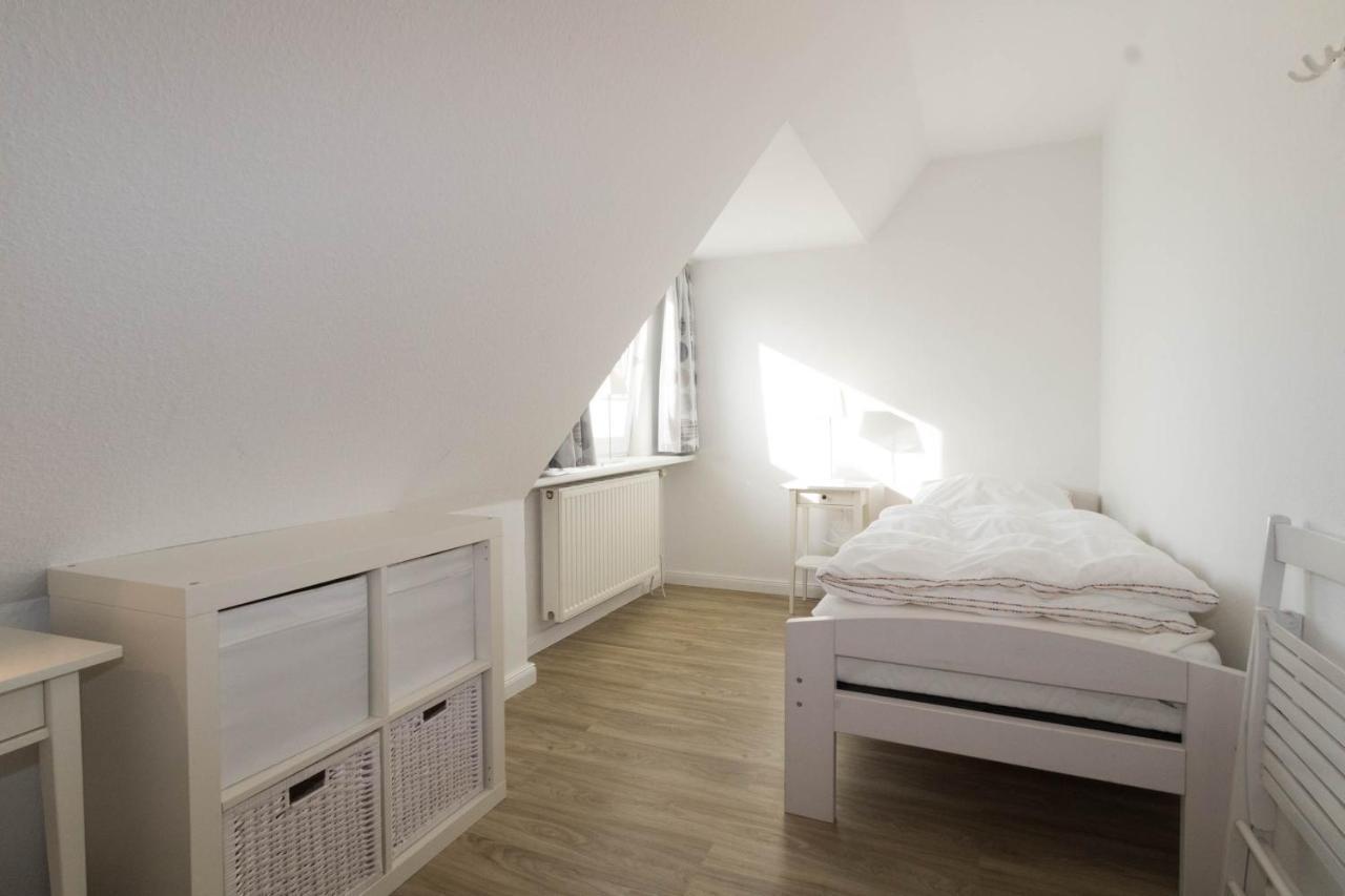 Hues Auert Tharep, 1 Apartment *